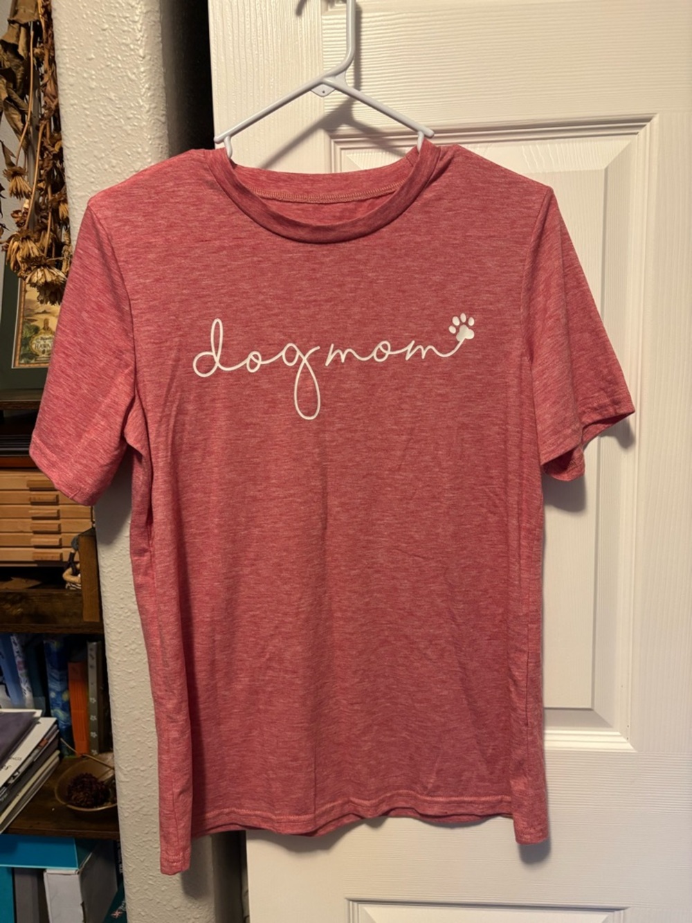Dogmom Graphic Tee in Heather Red